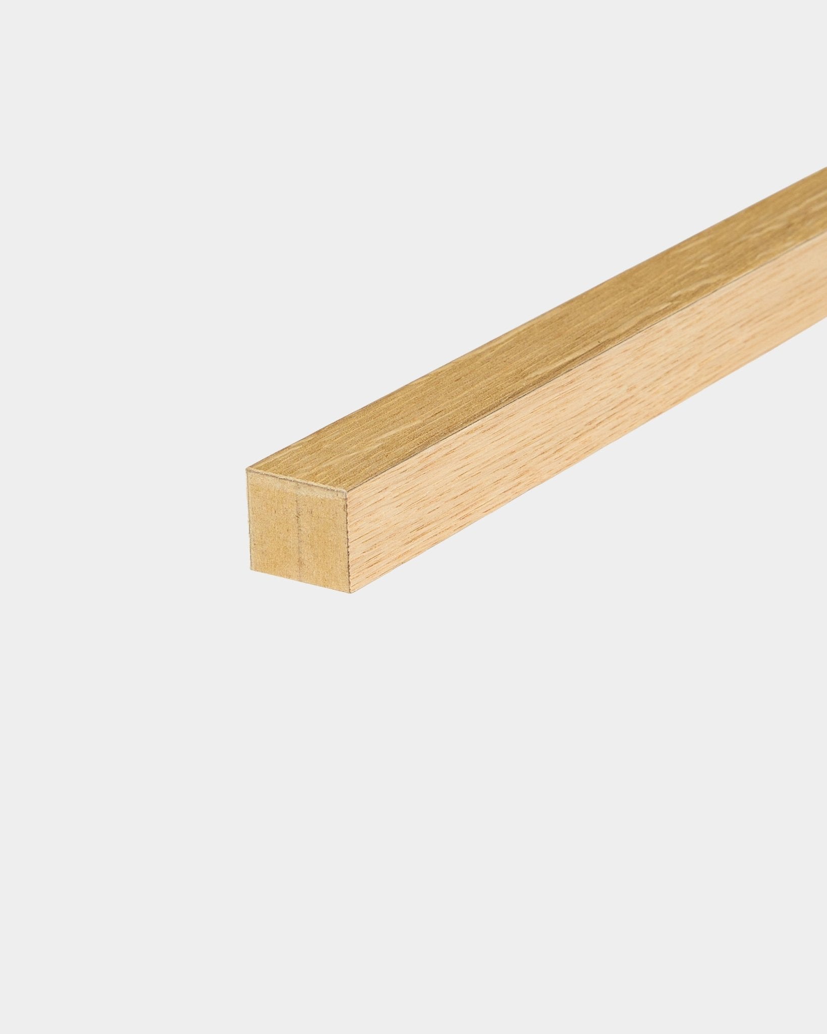 WoodUpp End Lamella in rustikalem natural oak, 2,2 cm, entwickelt für die Installation mit Akupanel Akustikpaneel oder MDF-Rahmen, dargestellt vor schlicht weißem Hintergrund.